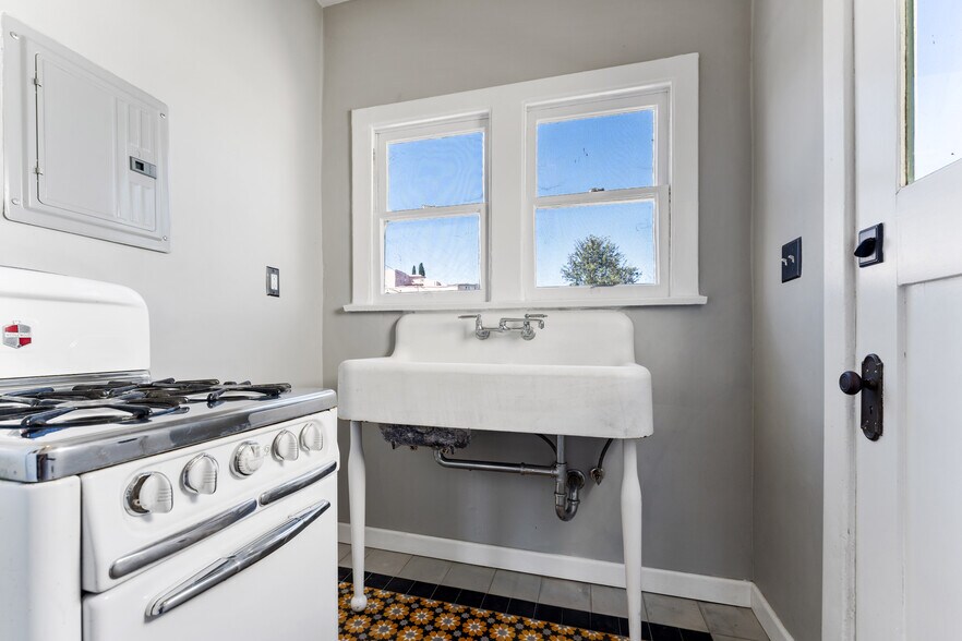 More Photos Of 429 S Union Ave, Los Angeles Apartments For Sale