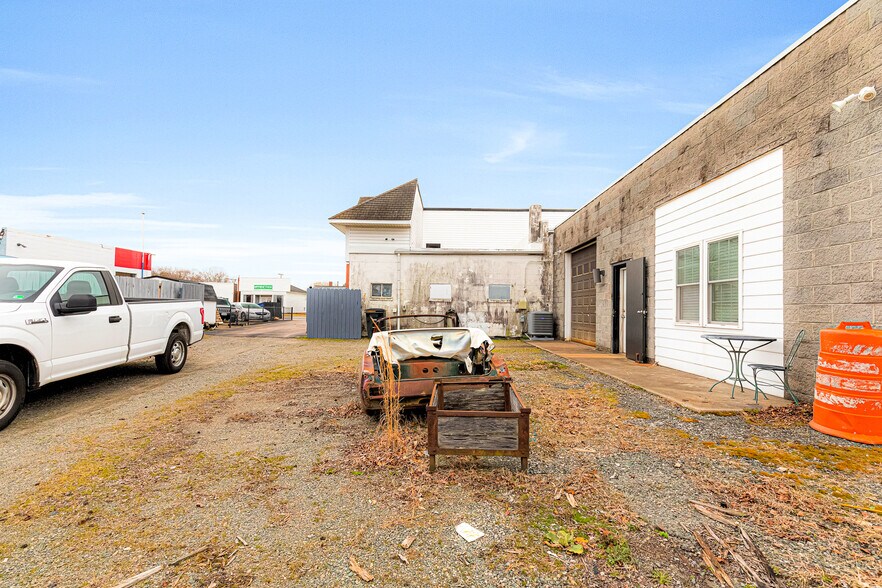 More Photos Of 10 W Williamsburg Rd, Sandston Office For Sale