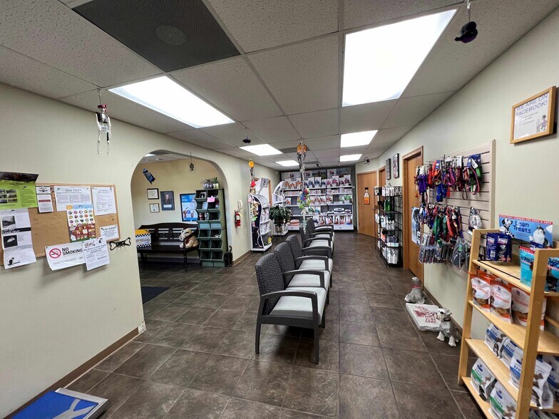 More Photos Of 2739 6th St SW, Cedar Rapids Veterinarian Kennel For Sale