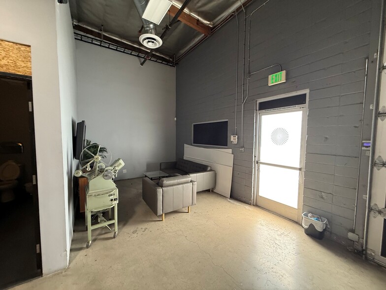 More Photos Of 620-624 N Victory Blvd, Burbank Warehouse For Lease