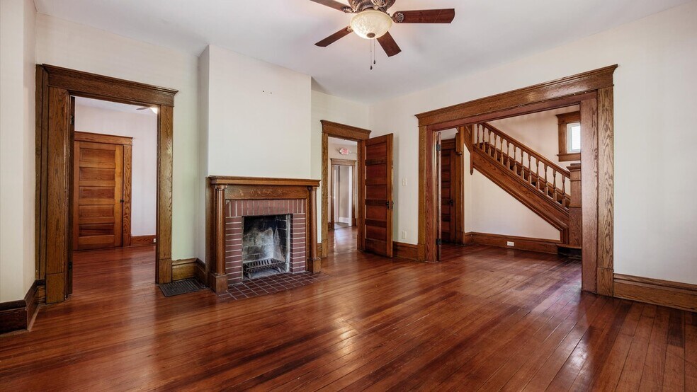 More Photos Of 124 S Pearl St, Granville Office Residential For Lease
