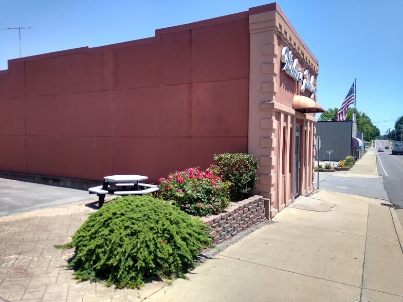 More Photos Of 301 W Broadway, Steeleville Freestanding For Sale