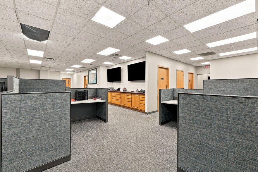 More Photos Of 2321 W Grand Ave, Wisconsin Rapids Office For Sale