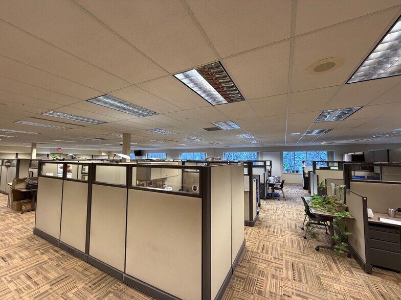 More Photos Of 985 Gezon Pky SW, Grand Rapids Office For Lease