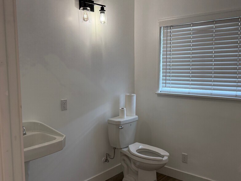 More Photos Of 504 S Harbor Blvd, Fullerton Freestanding For Sale