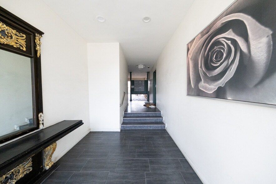 More Photos Of 240 S Doheny Dr, Beverly Hills Apartments For Sale