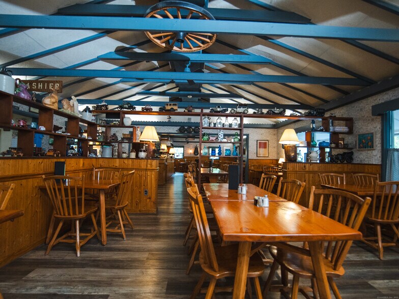 More Photos Of 670 Main St N, Woodbury General Retail For Sale