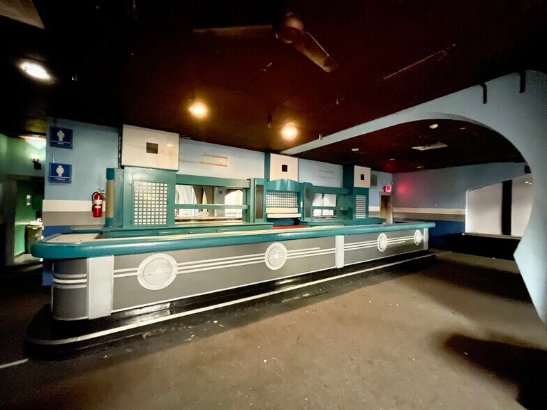 More Photos Of 209-211 E Chicago St, Elgin Bar For Sale