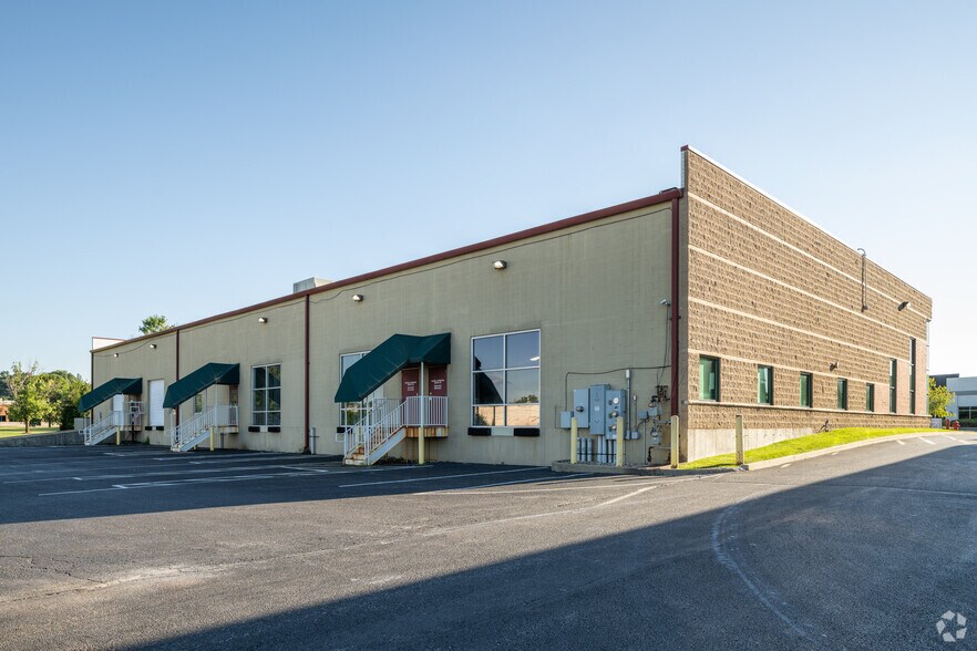 More Photos Of 612-616 Trade Center Blvd, Chesterfield Flex For Sale