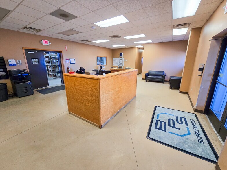 More Photos Of 509 Well St, Williston Warehouse For Lease