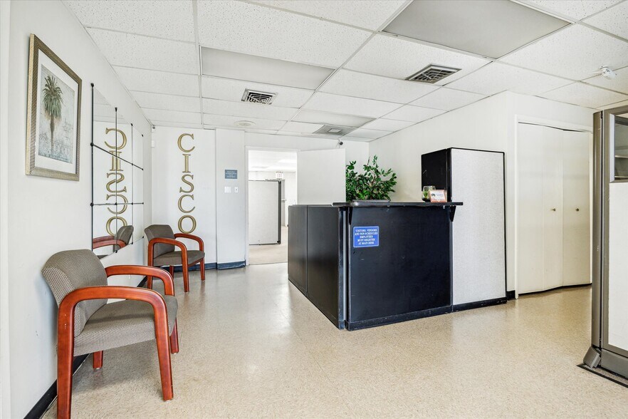 More Photos Of 1702 Townhurst Dr, Houston Office For Lease