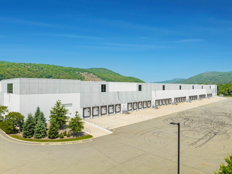 More Photos Of 100 Performance Dr, Mahwah Distribution For Lease