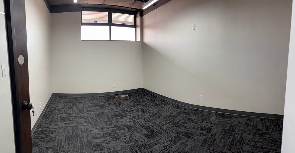 More Photos Of 115 N Geneva Rd, Vineyard Office For Lease