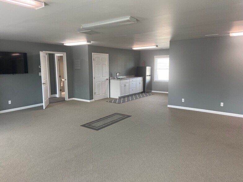 More Photos Of 600 SE 8th St, Evansville Office For Sale