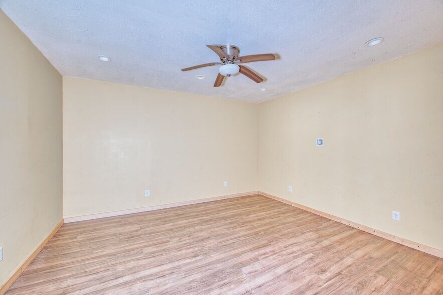 More Photos Of 326 Chestnut St, Virginia Storefront Retail Office For Sale