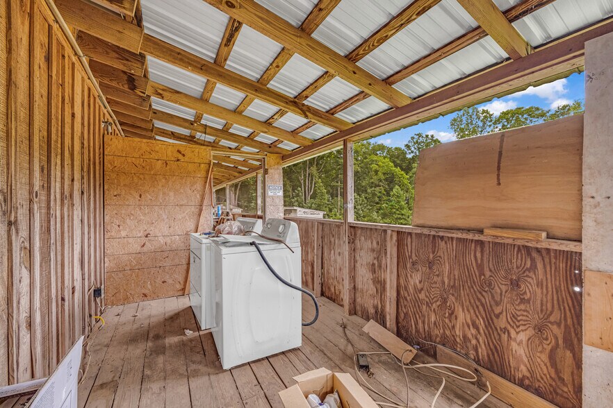 More Photos Of 252 Komplex Dr, Carnesville Warehouse For Sale