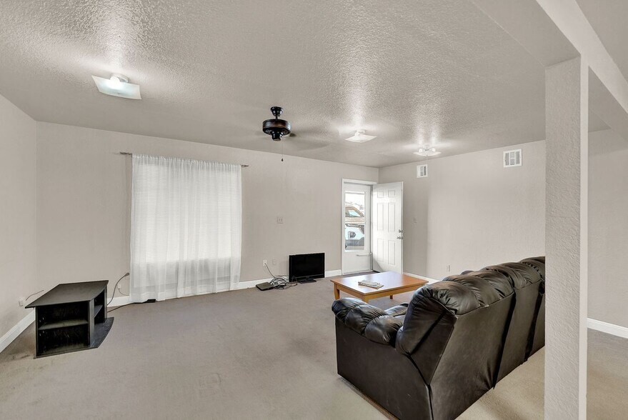 More Photos Of 389 Interstate 35 S, Devine Unknown For Lease