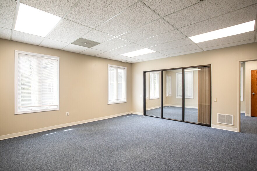 More Photos Of 78 Faunce Corner Mall Rd, North Dartmouth Medical For Sale