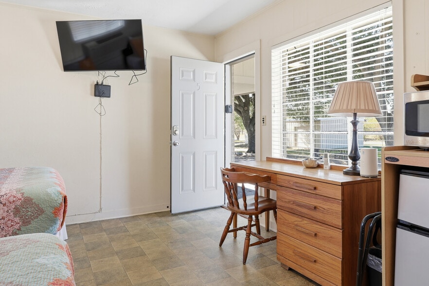 More Photos Of 1016 N Ave E, Shiner Hotel For Sale