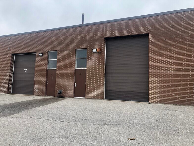 More Photos Of 1380 Hopkins St, Whitby Showroom For Lease