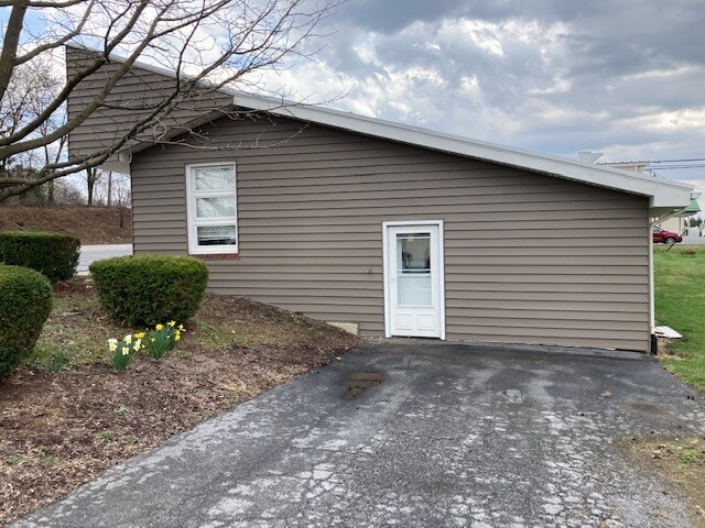 More Photos Of 908 Walnut St, Roaring Spring Office For Lease