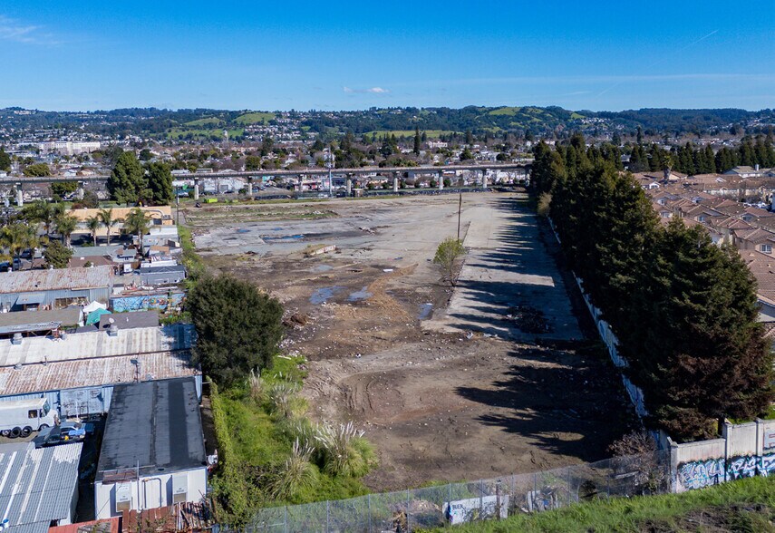 More Photos Of 10901 Russet St, Oakland Land For Sale