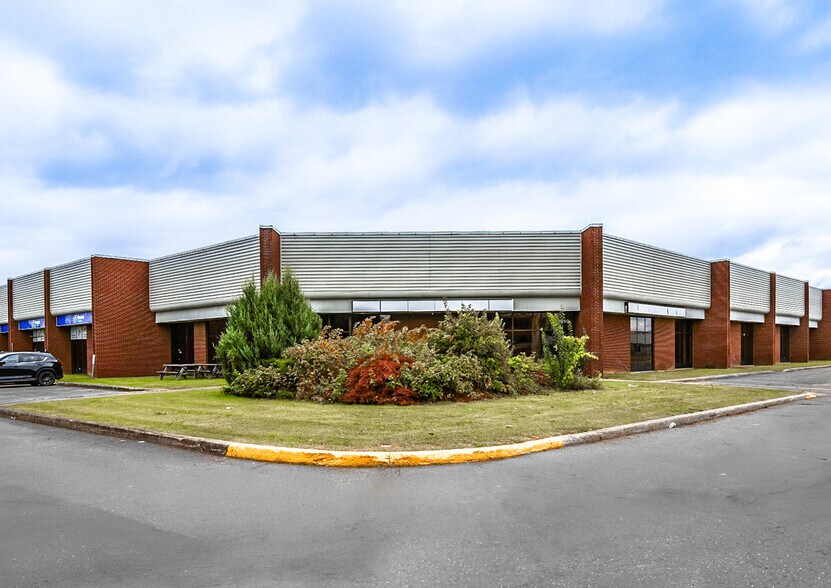 More Photos Of 1730-1850 Av 55e, Montréal Showroom For Lease