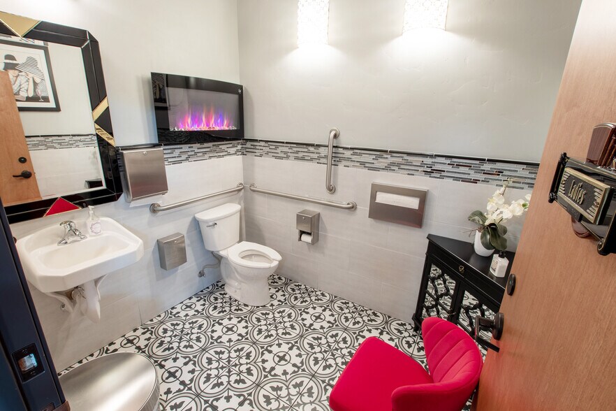 More Photos Of 638 SW 6th St, Redmond Restaurant For Sale