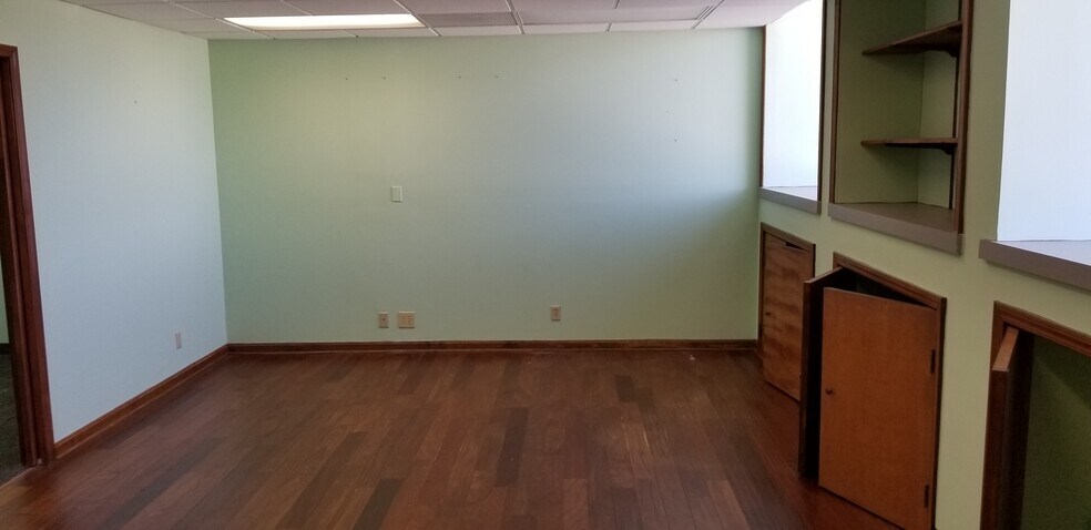 More Photos Of 2750 N Burkhardt Rd, Evansville Office For Lease