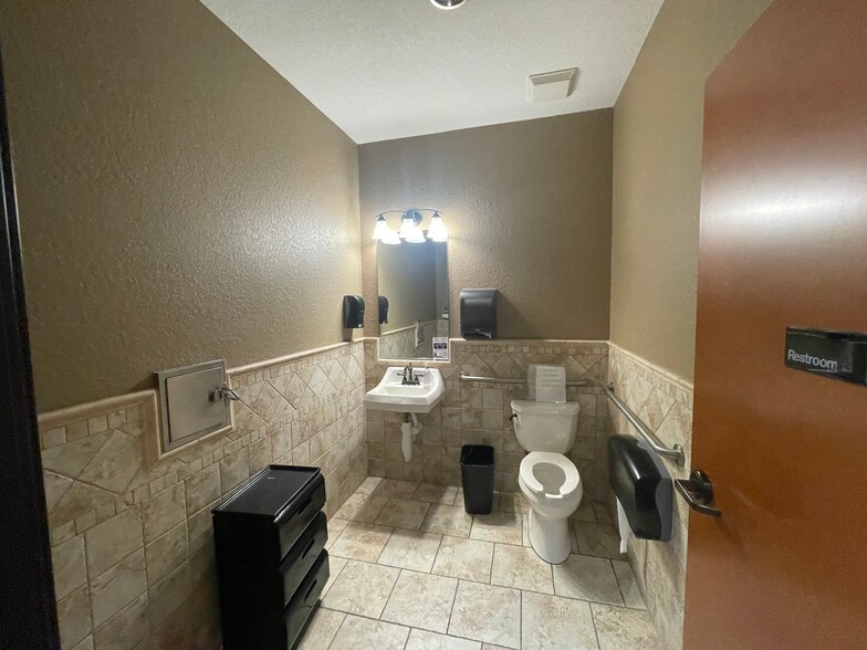More Photos Of 8001-8003 Broadway St, San Antonio Unknown For Lease