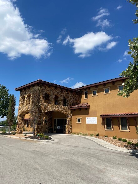 More Photos Of 66 Gruene Park Dr, New Braunfels Medical For Lease