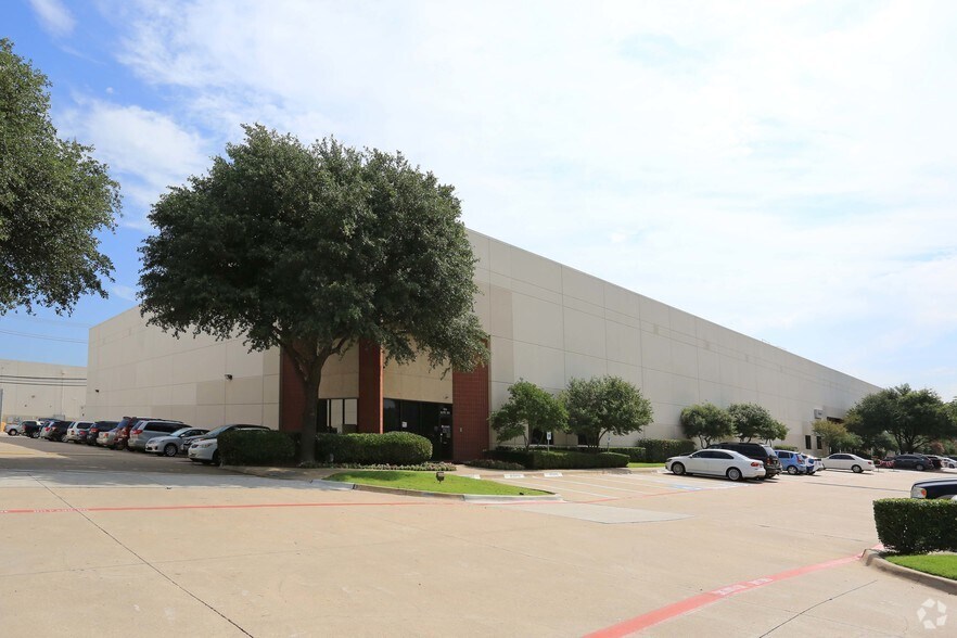 More Photos Of 1700 Summit Ave, Plano Warehouse For Lease