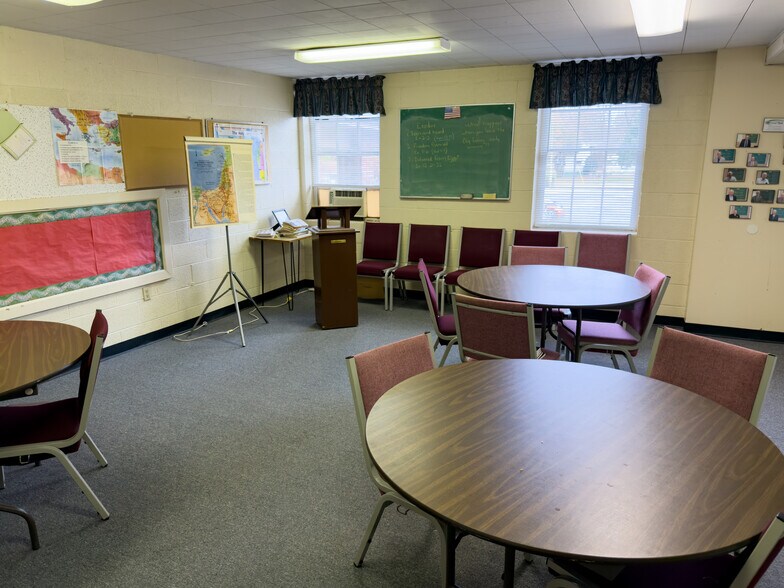 More Photos Of 634 Main St, Forest Park Flex For Sale