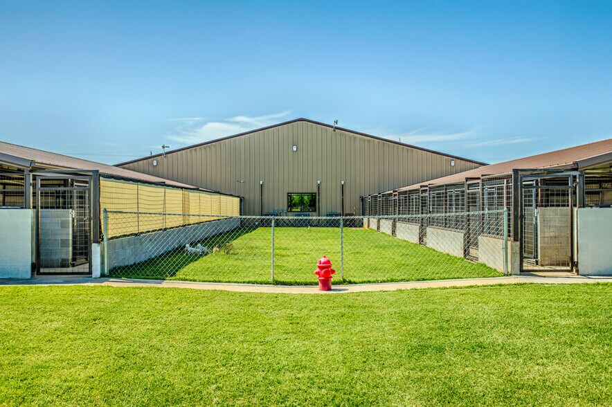 More Photos Of 39812 Hazel Dell Rd, Shawnee Veterinarian Kennel For Sale