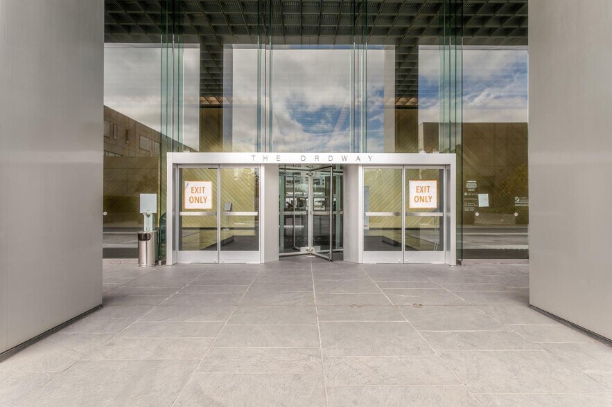 More Photos Of 1 Kaiser Plz, Oakland Office For Lease