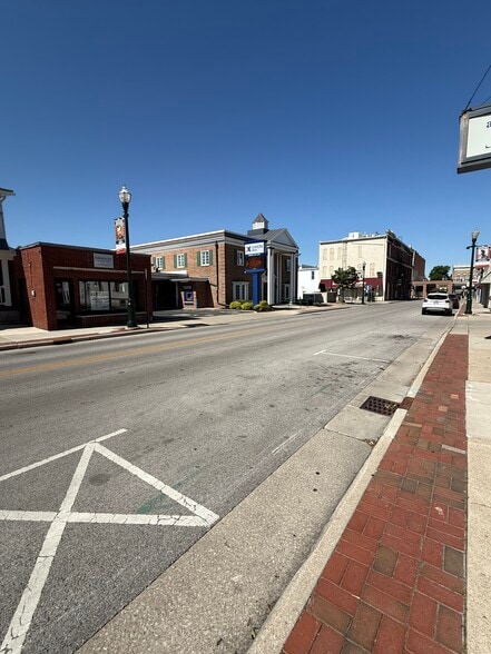 More Photos Of 130 E Court St, Bowling Green Office For Lease
