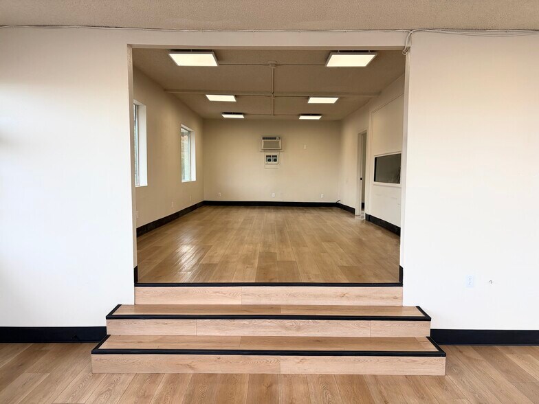 More Photos Of 20105 McLoughlin Blvd, Gladstone Freestanding For Lease