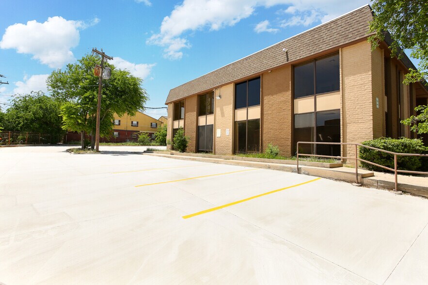 More Photos Of 4139 Gardendale St, San Antonio Office For Sale