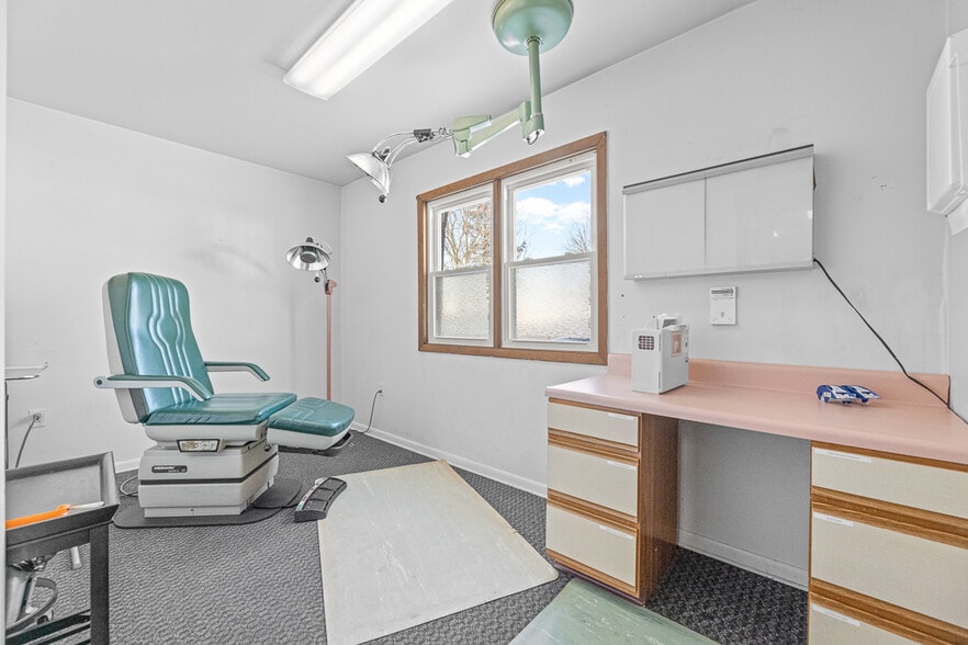 More Photos Of 293 N Ellsworth Ave, Salem Medical For Sale