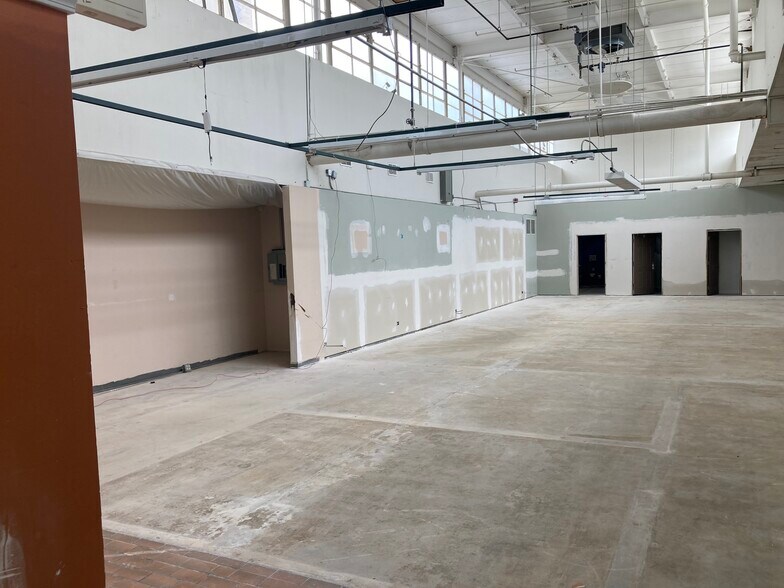 More Photos Of 1225-1265 Hartrey Ave, Evanston Light Manufacturing For Lease