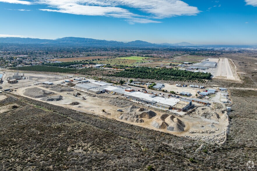 More Photos Of 9441-9477 N Opal Ave, Mentone Distribution For Lease