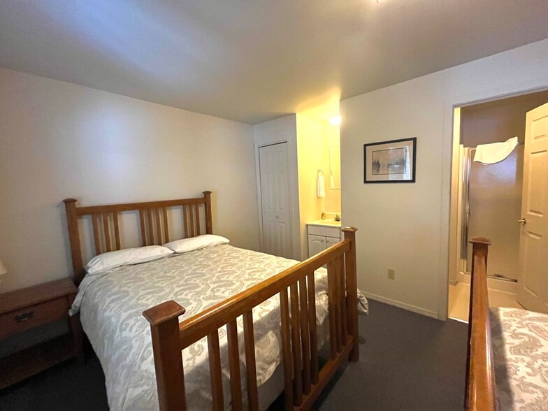 More Photos Of 1004 S Nordic Dr, Petersburg Hotel For Sale