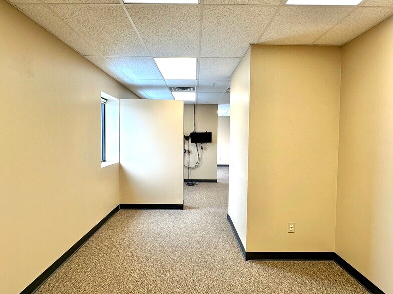 More Photos Of 425 Joliet St, Dyer Office For Sale
