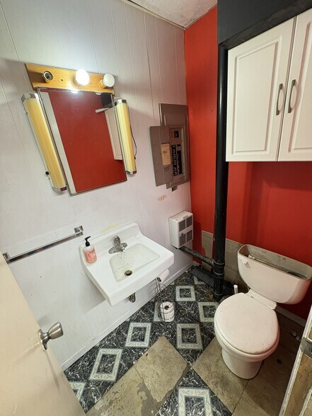 More Photos Of 346 W 2nd St, Winner General Retail For Sale