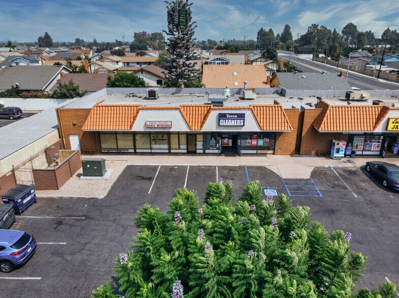 More Photos Of 20942-20948 Bloomfield Ave, Lakewood Unknown For Lease