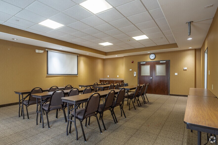 More Photos Of 9120 Airport Blvd, Houston Hotel For Sale