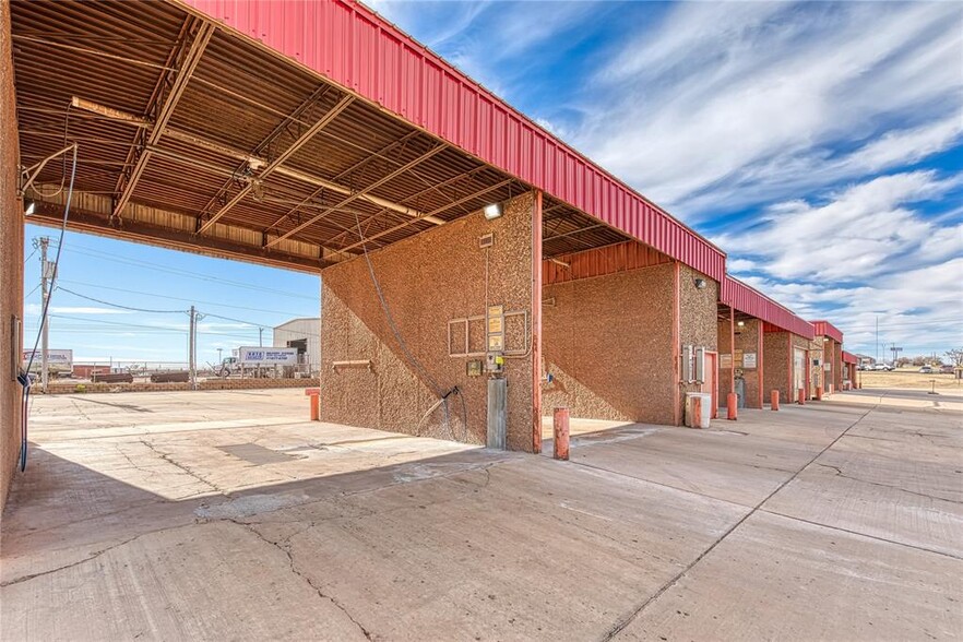 Primary Photo Of 120 Sooner rd, Elk City Carwash For Sale