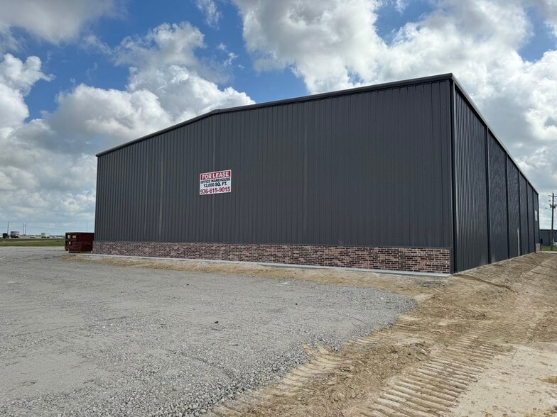 More Photos Of 8850 Industrial Pky, Beaumont Warehouse For Lease