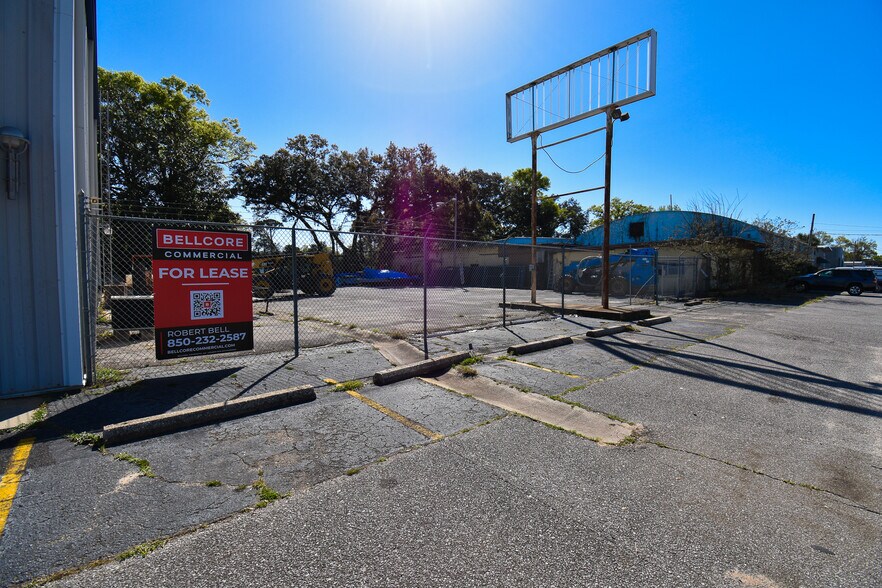 More Photos Of 3110 N Davis Hwy, Pensacola Showroom For Lease
