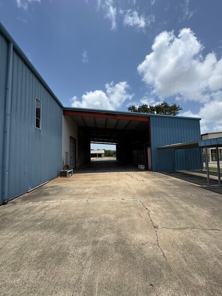 More Photos Of 2038 Saratoga Blvd, Corpus Christi Warehouse For Lease
